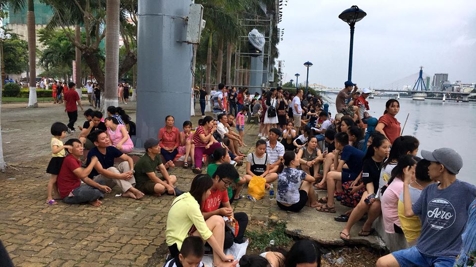 Hàng ngàn người chen kín tìm chỗ đẹp xem Lễ hội pháo hoa Đà Nẵng